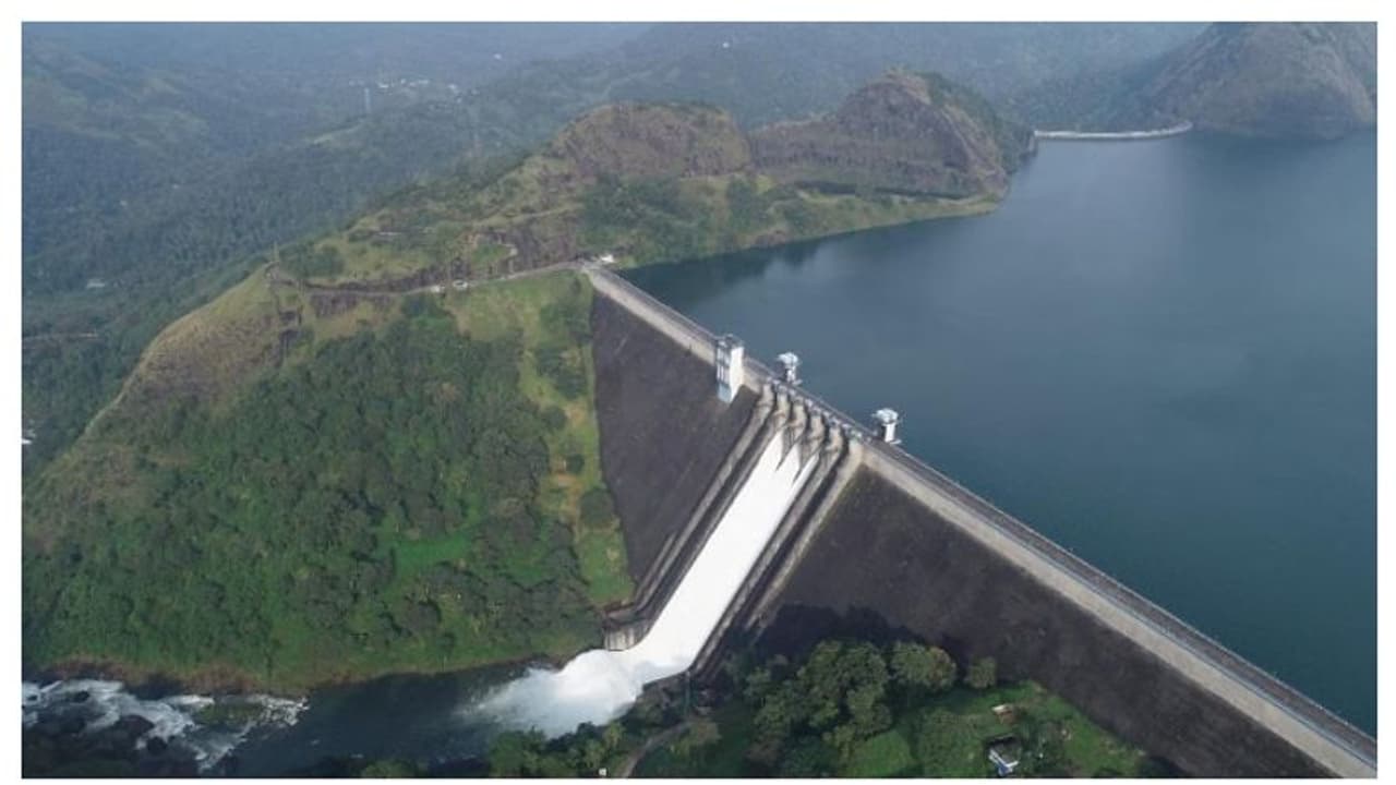 ഷട്ടർ ഉയർത്തുന്ന റോപ്പിൽ ദ്രാവകം ഒഴിച്ചു, ഹൈമാസ് ലൈറ്റിനു ചുവട്ടിൽ പൂട്ടി; ചെറുതോണി അണക്കെട്ടിൽ സുരക്ഷ വീഴ്ച ഷട്ടർ ഉയർത്തുന്ന റോപ്പിൽ ദ്രാവകം ഒഴിച്ചു, ഹൈമാസ് ലൈറ്റിനു ചുവട്ടിൽ പൂട്ടി; ചെറുതോണി അണക്കെട്ടിൽ സുരക്ഷ വീഴ്ച