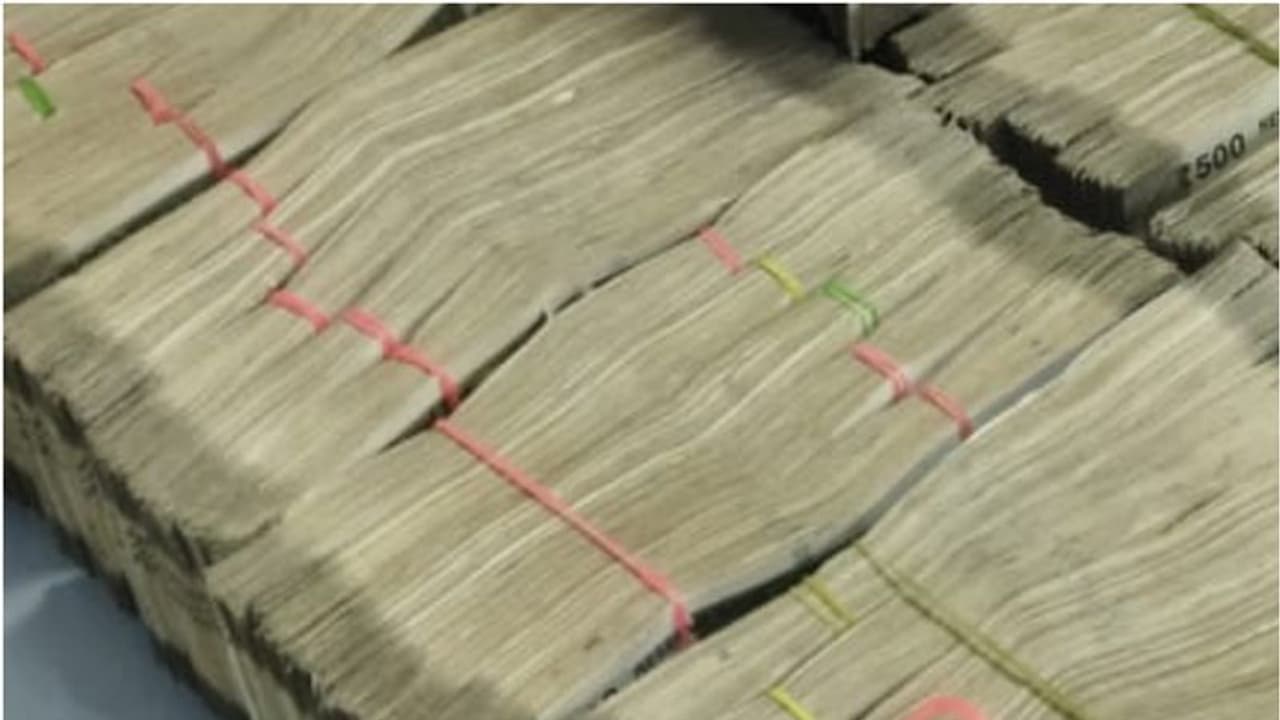 ಚುನಾವಣೆಯಲ್ಲಿ ಹಂಚಲು ಕರ್ನಾಟಕದಿಂದ ತೆಲಂಗಾಣಕ್ಕೆ 3.5 ಕೋಟಿ ರೂ. ಹಣ ಸಾಗಾಟ! ಹೈದರಾಬಾದಲ್ಲಿ ಜಪ್ತಿ