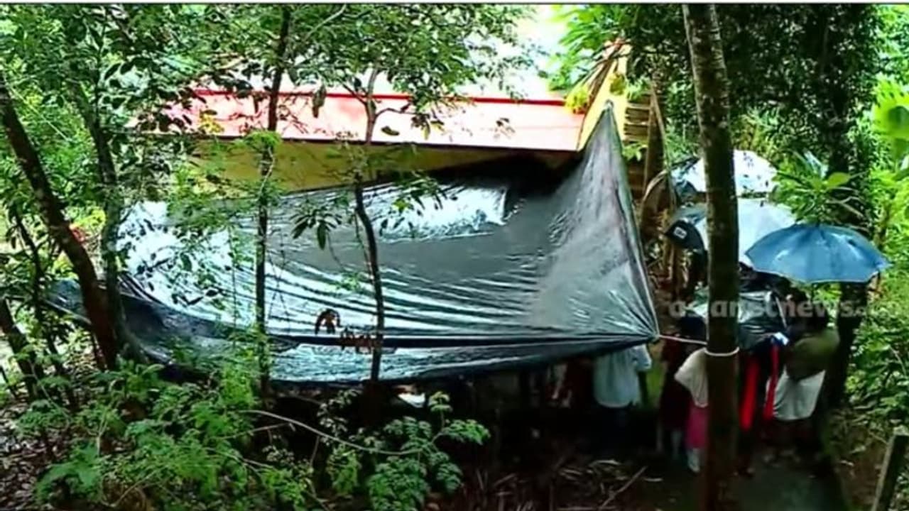 'ഷൊര്ണൂരിലെ സഹോദരിമാരുടെ മരണത്തില് ദുരൂഹത'; വീട്ടില് നിന്ന് ഇറങ്ങിയോടിയ യുവാവ് പിടിയില് 'ഷൊര്ണൂരിലെ സഹോദരിമാരുടെ മരണത്തില് ദുരൂഹത'; വീട്ടില് നിന്ന് ഇറങ്ങിയോടിയ യുവാവ് പിടിയില്