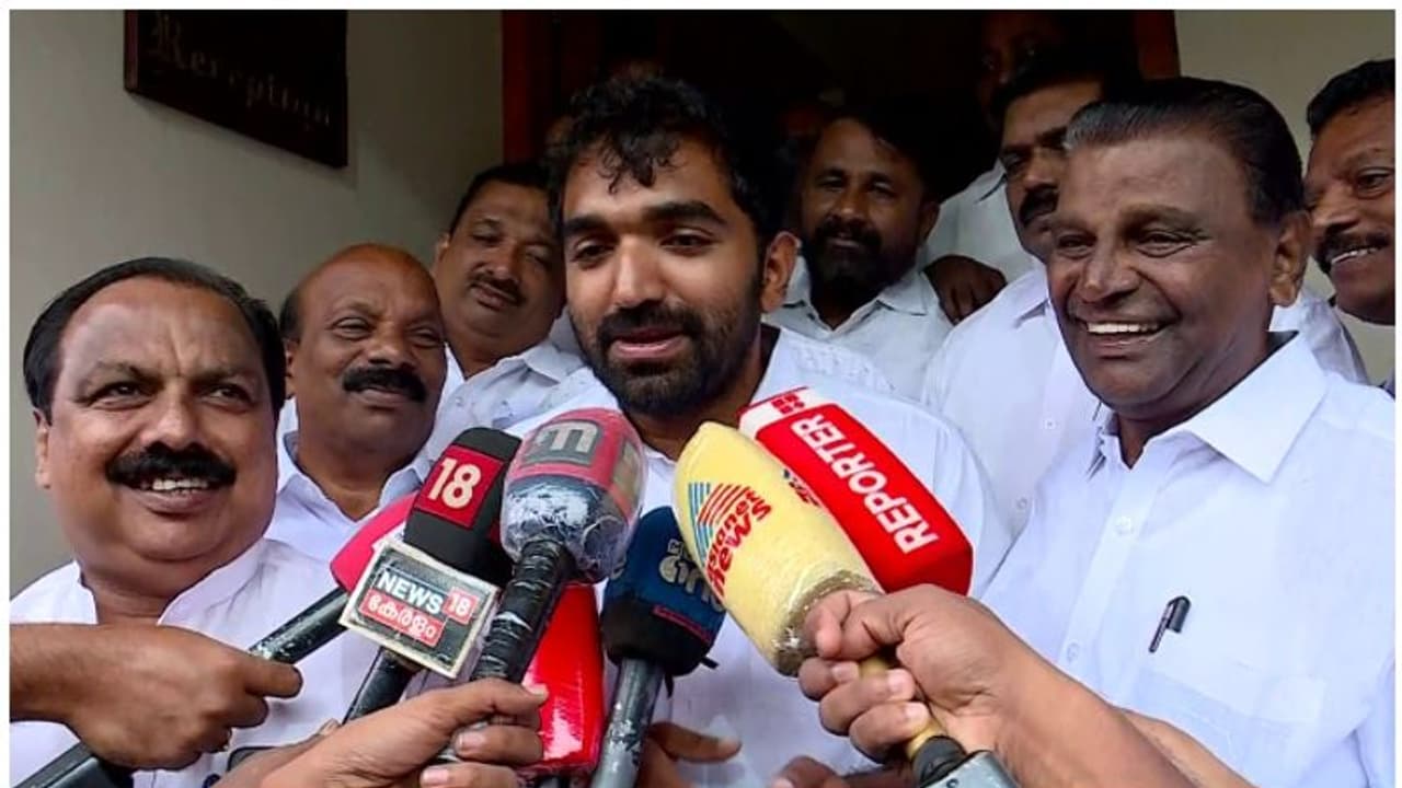 പതിവ് തെറ്റിക്കാതെ ചാണ്ടി ഉമ്മന്; പുതുപ്പള്ളി പള്ളിയും ഉമ്മൻ ചാണ്ടിയുടെ കല്ലറയും സന്ദര്ശിച്ചു പതിവ് തെറ്റിക്കാതെ ചാണ്ടി ഉമ്മന്; പുതുപ്പള്ളി പള്ളിയും ഉമ്മൻ ചാണ്ടിയുടെ കല്ലറയും സന്ദര്ശിച്ചു