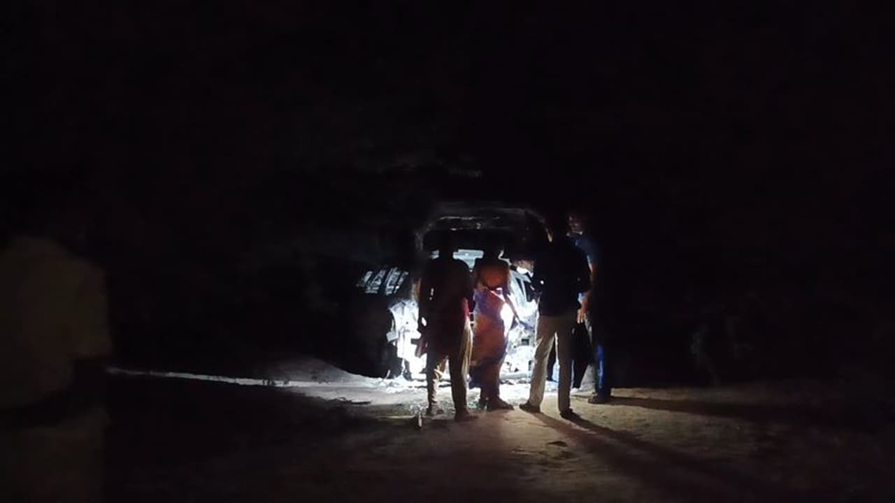 தூத்துக்குடியில் மர்மமான முறையில் ஒருவர் காருடன் எரித்து படுகொலை காவல்துறை விசாரணை தூத்துக்குடியில் மர்மமான முறையில் ஒருவர் காருடன் எரித்து படுகொலை காவல்துறை விசாரணை