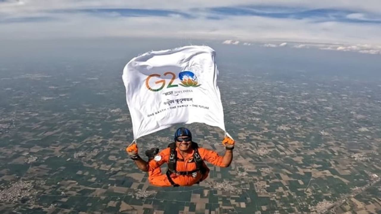 వావ్.. 10 వేల అడుగుల ఎత్తు నుంచి జీ20 జెండాతో స్కైడైవింగ్.. వీడియో వైరల్ వావ్.. 10 వేల అడుగుల ఎత్తు నుంచి జీ20 జెండాతో స్కైడైవింగ్.. వీడియో వైరల్