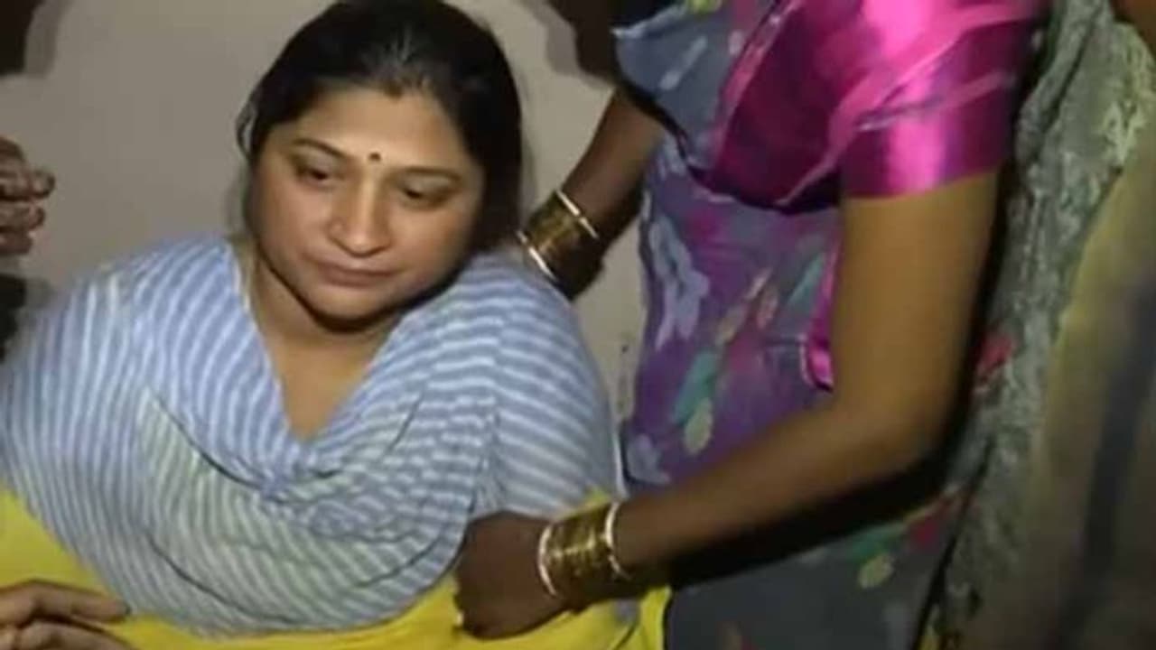 ఆందోళన విరమించిన హోంగార్డు రవీందర్ భార్య: రేపు అంత్యక్రియలు ఆందోళన విరమించిన హోంగార్డు రవీందర్ భార్య: రేపు అంత్యక్రియలు