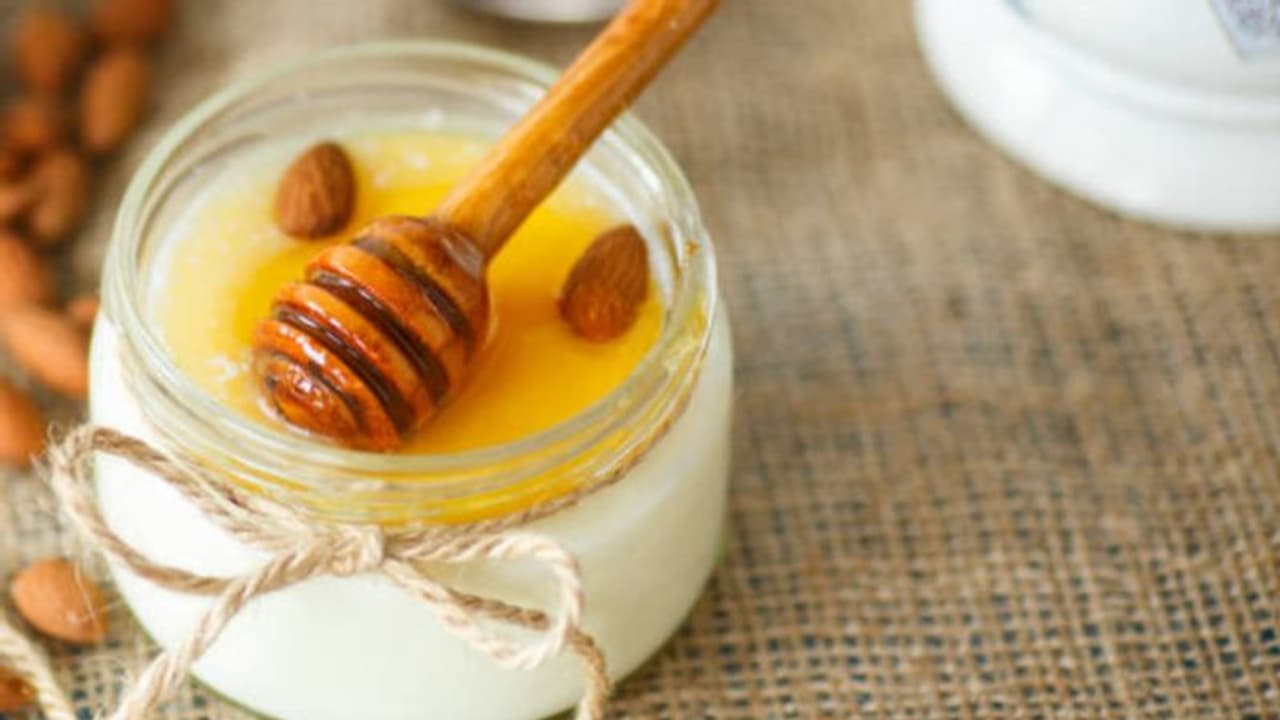 തൈരിനൊപ്പം തേന്‍ ചേര്‍ത്ത് കഴിക്കാറുണ്ടോ? അറിയാം ഗുണങ്ങള്‍...