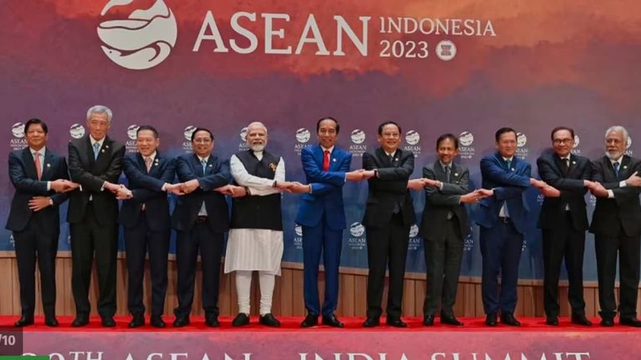 ಆಸಿಯಾನ್ ಶೃಂಗ: ಇಂಡಿಯಾ ಬದಲು ಭಾರತ ಎಂದ ಮೋದಿ ಆಸಿಯಾನ್ ಶೃಂಗ: ಇಂಡಿಯಾ ಬದಲು ಭಾರತ ಎಂದ ಮೋದಿ