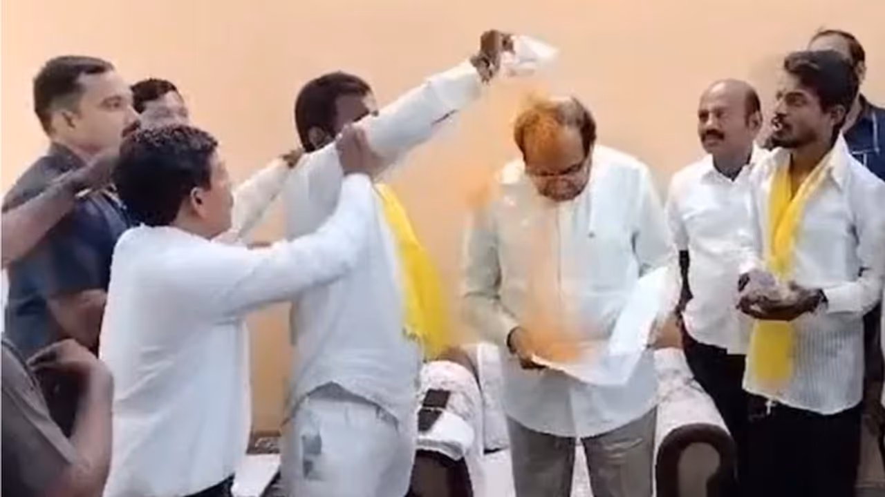 WATCH: Man beaten up after throwing haldi on Maharashtra Revenue Minister amid reservation row WATCH: Man beaten up after throwing haldi on Maharashtra Revenue Minister amid reservation row