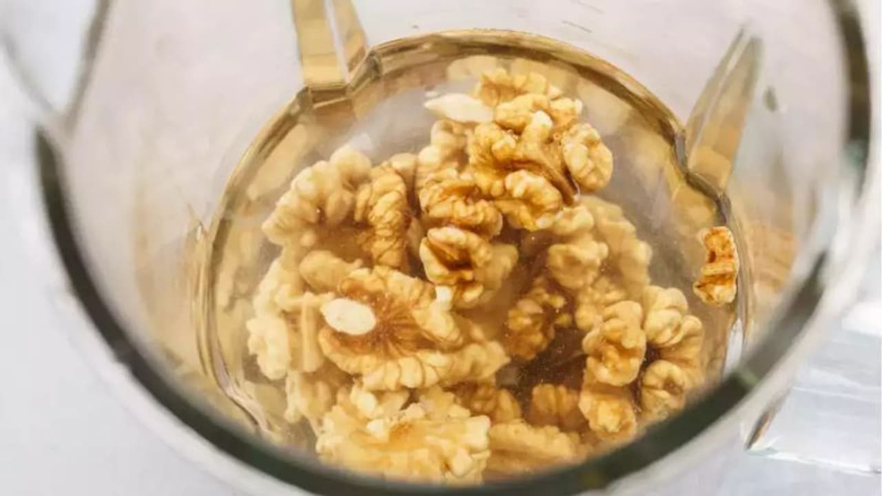 വാള്നട്സ് കുതിർത്ത് കഴിക്കണമെന്ന് പറയുന്നതിന്റെ കാരണം ഇതാണ്... വാള്നട്സ് കുതിർത്ത് കഴിക്കണമെന്ന് പറയുന്നതിന്റെ കാരണം ഇതാണ്...