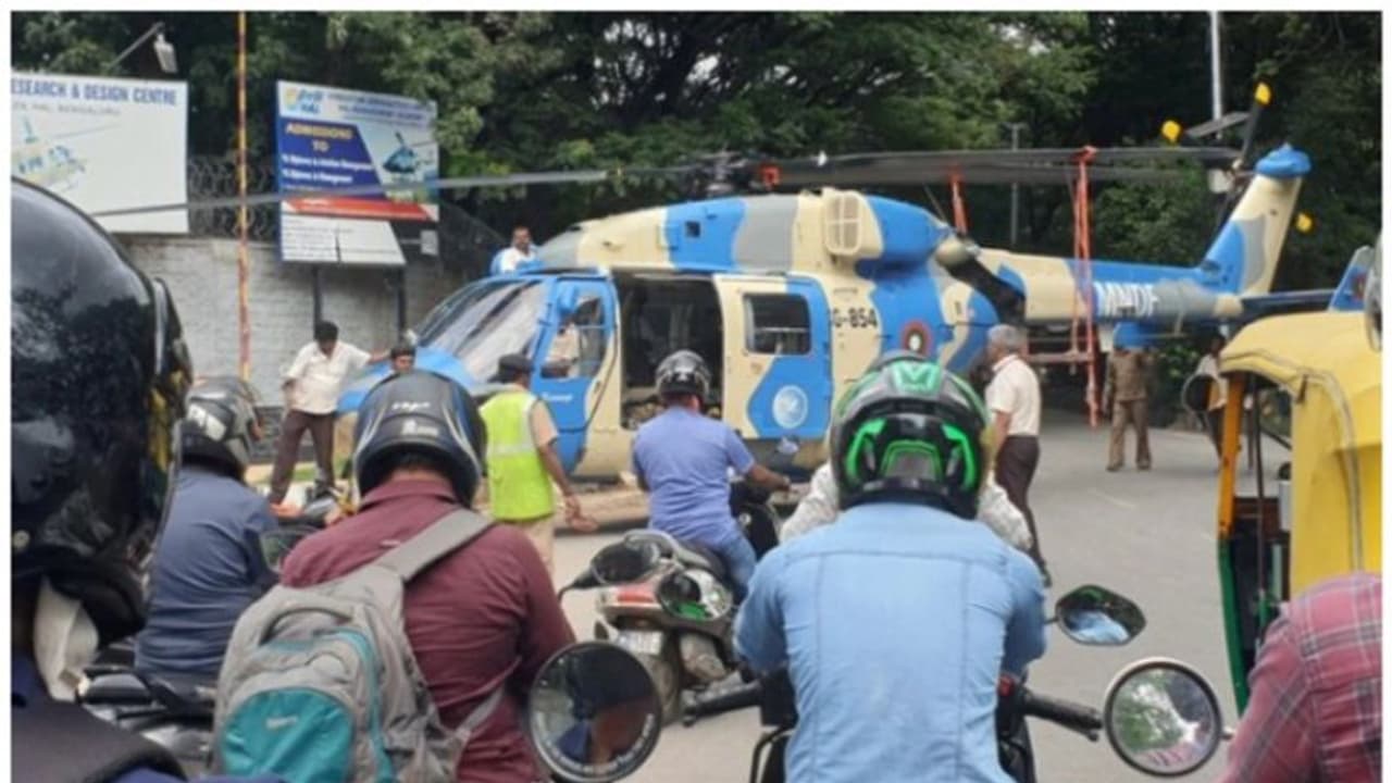 ഹെലികോപ്റ്റര്‍ സൃഷ്ടിച്ച ട്രാഫിക് ജാം; ബെംഗളൂരു നഗരത്തിലെ ട്രാഫിക് കുരുക്ക്, ചിത്രം വൈറല്‍ !