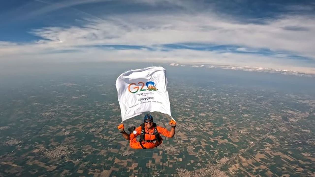 ಜಿ 20 ಧ್ವಜ ಹಿಡಿದು 10 ಸಾವಿರ ಅಡಿ ಎತ್ತರದಲ್ಲಿ ವಾಯುಸೇನೆ ಯೋಧನ ಸ್ಕೈ ಡೈವಿಂಗ್: ವೀಡಿಯೋ ಜಿ 20 ಧ್ವಜ ಹಿಡಿದು 10 ಸಾವಿರ ಅಡಿ ಎತ್ತರದಲ್ಲಿ ವಾಯುಸೇನೆ ಯೋಧನ ಸ್ಕೈ ಡೈವಿಂಗ್: ವೀಡಿಯೋ