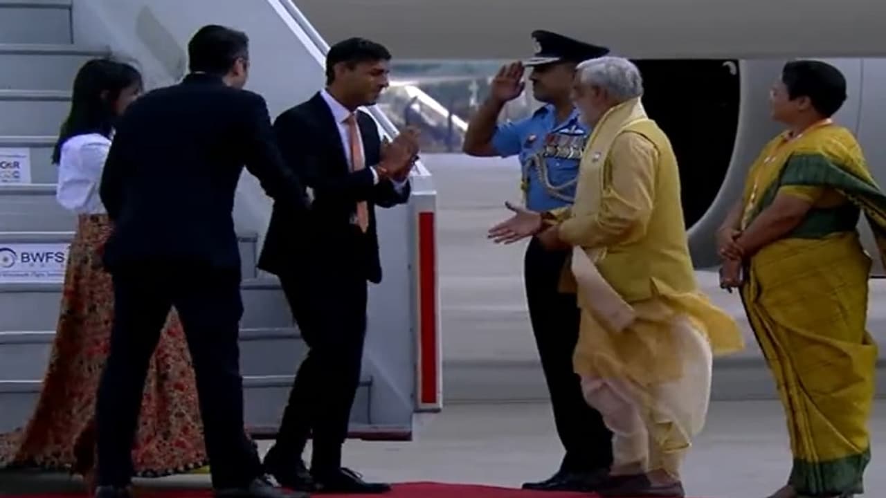 G20 2023 summit:న్యూఢిల్లీకి చేరుకున్న బ్రిటన్ ప్రధాని రిషి సునాక్, ఘన స్వాగతం G20 2023 summit:న్యూఢిల్లీకి చేరుకున్న బ్రిటన్ ప్రధాని రిషి సునాక్, ఘన స్వాగతం