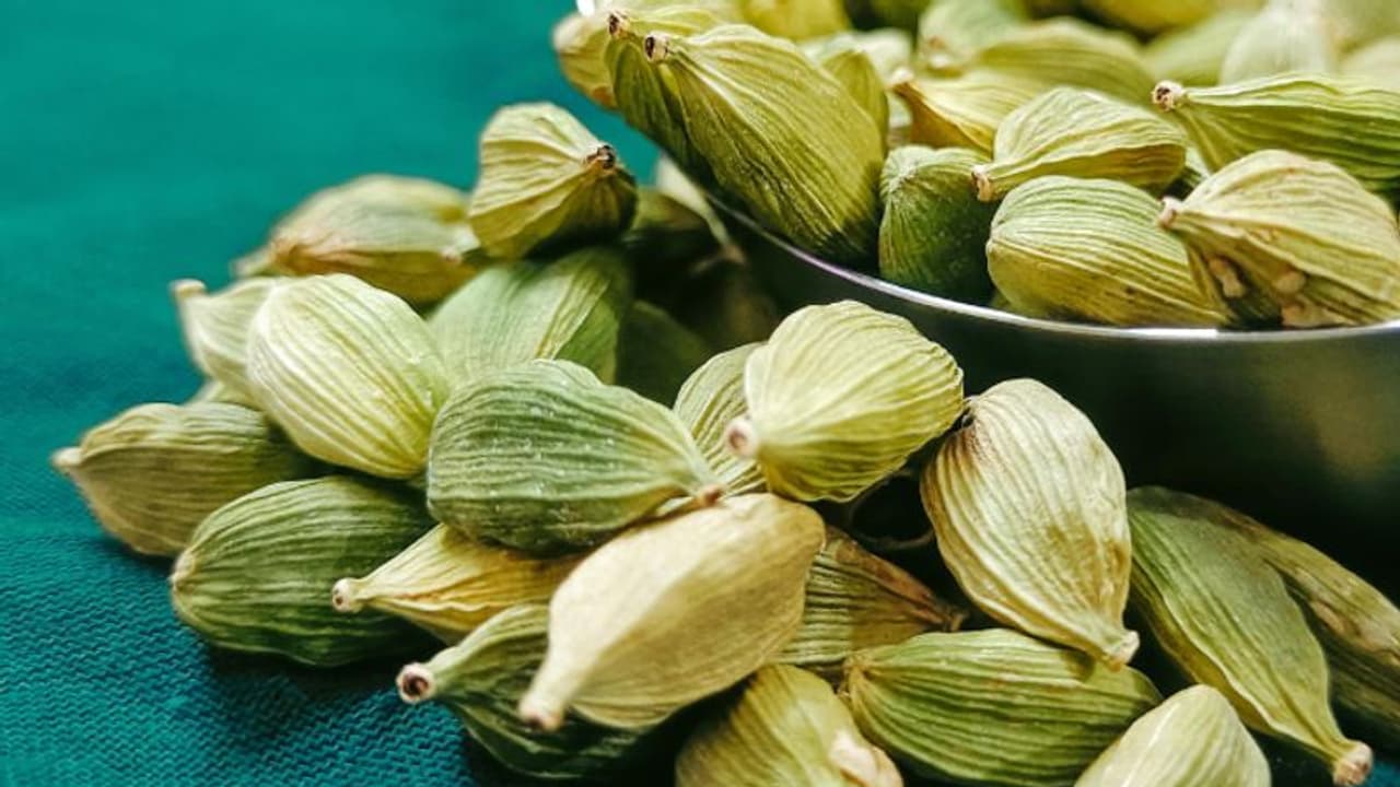 പതിവായി ഭക്ഷണത്തില് ഉള്പ്പെടുത്താം ഏലയ്ക്ക; അറിയാം ഗുണങ്ങള്... പതിവായി ഭക്ഷണത്തില് ഉള്പ്പെടുത്താം ഏലയ്ക്ക; അറിയാം ഗുണങ്ങള്...