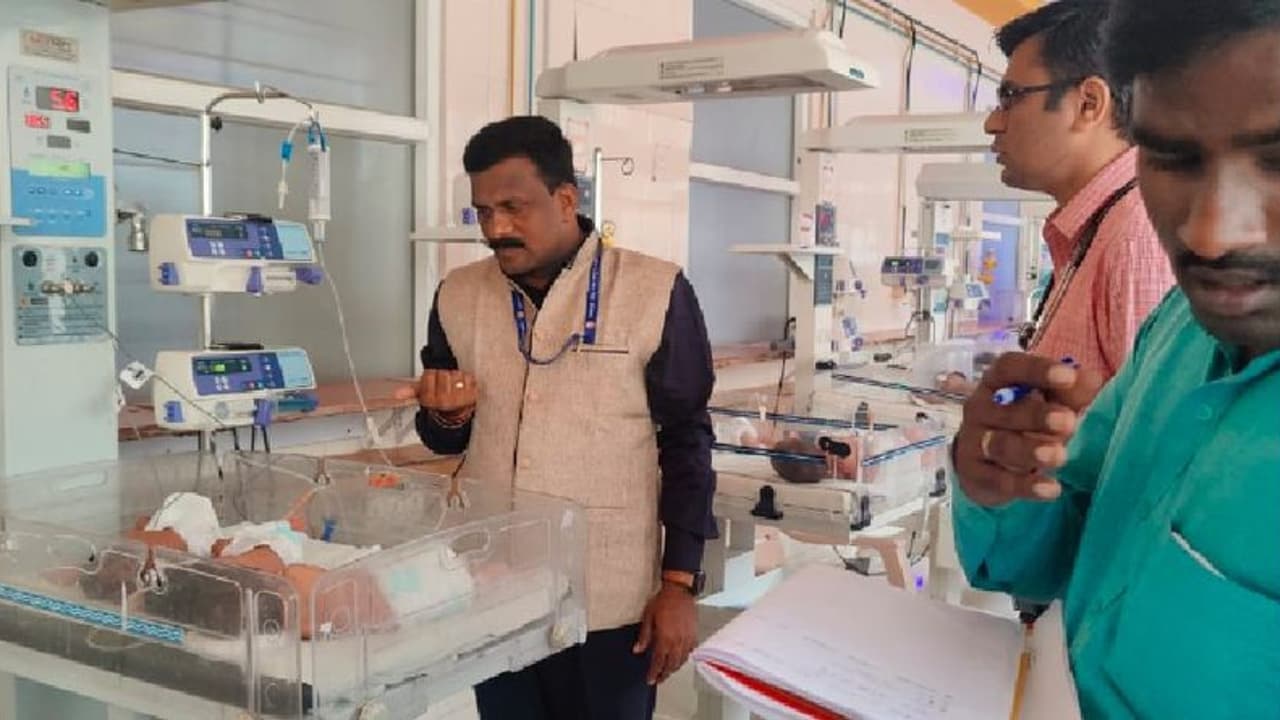 ಬಳ್ಳಾರಿ: ಒಂದೇ ಬೆಡ್‌ನಲ್ಲಿ ಮೂರು ಮಕ್ಕಳನ್ನು ಮಲಗಿಸಿ ಚಿಕಿತ್ಸೆ; ವಿಮ್ಸ್ ಆಸ್ಪತ್ರೆ ಮತ್ತೊಂದು ಎಡವಟ್ಟು !