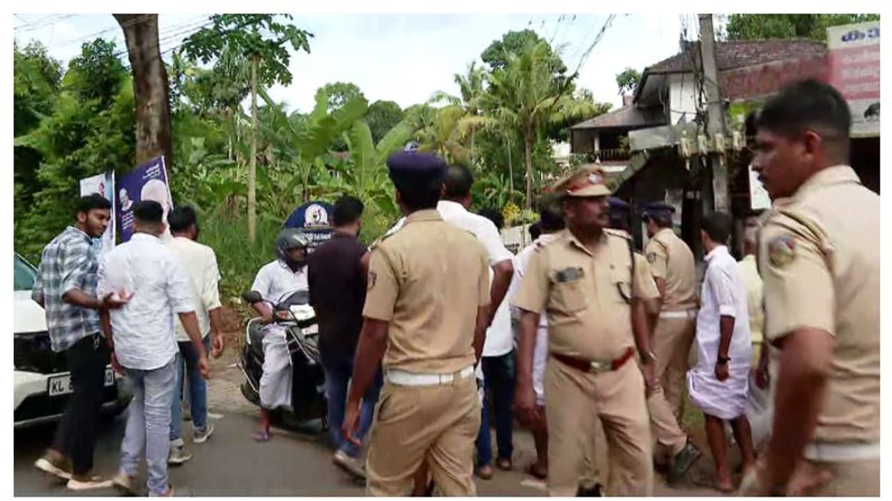 മണർകാട് യൂത്ത് കോൺഗ്രസ് ഡിവൈഎഫ്ഐ സംഘർഷം; പൊലീസ് ലാത്തി വീശി മണർകാട് യൂത്ത് കോൺഗ്രസ് ഡിവൈഎഫ്ഐ സംഘർഷം; പൊലീസ് ലാത്തി വീശി