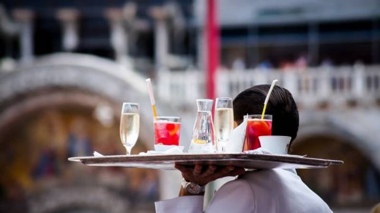 കുടിച്ച് മിച്ചം വരുന്ന മദ്യം ഒരുമിച്ച് ചേർത്ത് വിളമ്പും, പ്രശസ്ത ടൂറിസ്റ്റ് ഏരിയയിൽ ബാറുകള് ചെയ്യുന്നത് ഇതോ? കുടിച്ച് മിച്ചം വരുന്ന മദ്യം ഒരുമിച്ച് ചേർത്ത് വിളമ്പും, പ്രശസ്ത ടൂറിസ്റ്റ് ഏരിയയിൽ ബാറുകള് ചെയ്യുന്നത് ഇതോ?