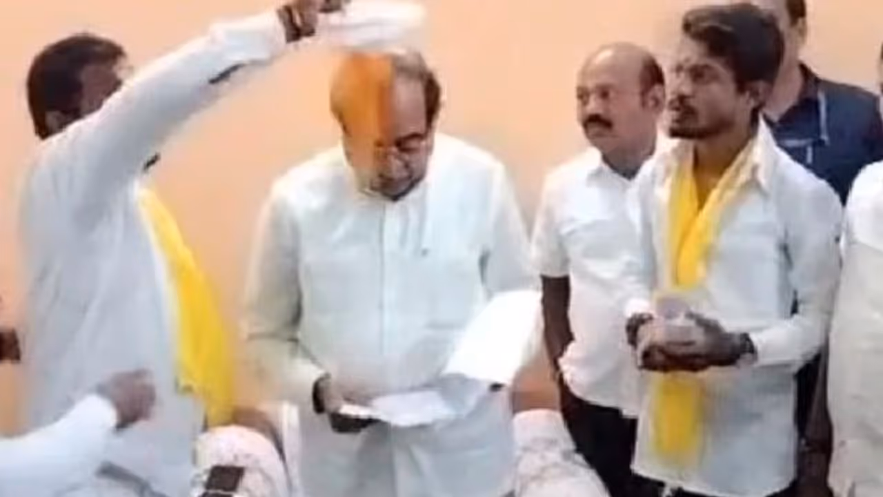 ಮನವಿ ಕೊಟ್ಟು ಸಚಿವರ ತಲೆಗೆ ಅರಿಶಿಣ ಹುಡಿ ಸುರಿದ ಯುವಕ: ವೀಡಿಯೋ ವೈರಲ್