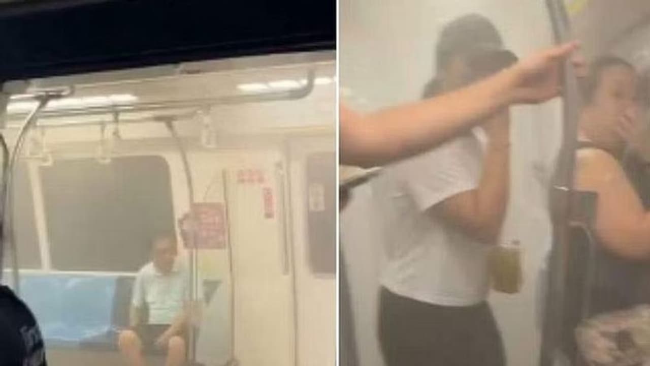 சிங்கப்பூரில் பழைய விரைவு ரயில் ஒன்றில் திடீரென கிளம்பிய வெண்புகை! பயணிகள் வெளியேற்றம் சிங்கப்பூரில் பழைய விரைவு ரயில் ஒன்றில் திடீரென கிளம்பிய வெண்புகை! பயணிகள் வெளியேற்றம்