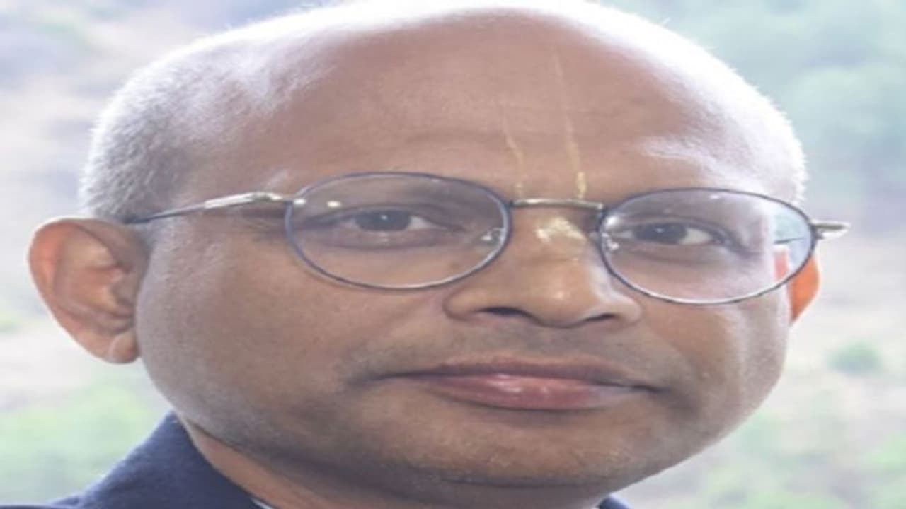 இறைச்சி சாப்பிடுவதால்தான் இயற்கை பேரிடர் வருகிறது: ஐஐடி இயக்குநர் சர்ச்சை பேச்சு! இறைச்சி சாப்பிடுவதால்தான் இயற்கை பேரிடர் வருகிறது: ஐஐடி இயக்குநர் சர்ச்சை பேச்சு!