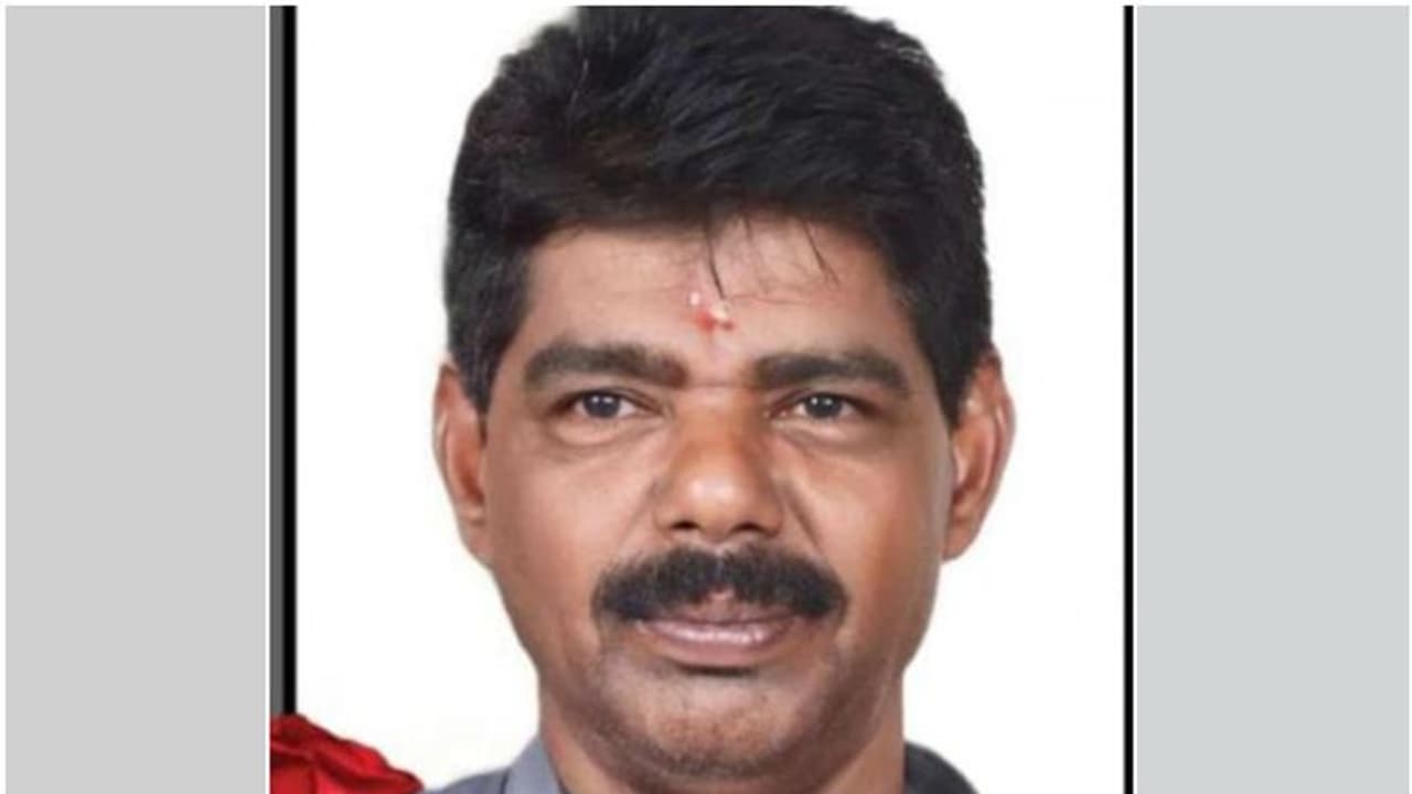 അവധി കഴിഞ്ഞെത്തി പിറ്റേദിവസം മരിച്ച പ്രവാസി മലയാളിയുടെ മൃതദേഹം ഇന്ന് നാട്ടിലെത്തിക്കും അവധി കഴിഞ്ഞെത്തി പിറ്റേദിവസം മരിച്ച പ്രവാസി മലയാളിയുടെ മൃതദേഹം ഇന്ന് നാട്ടിലെത്തിക്കും