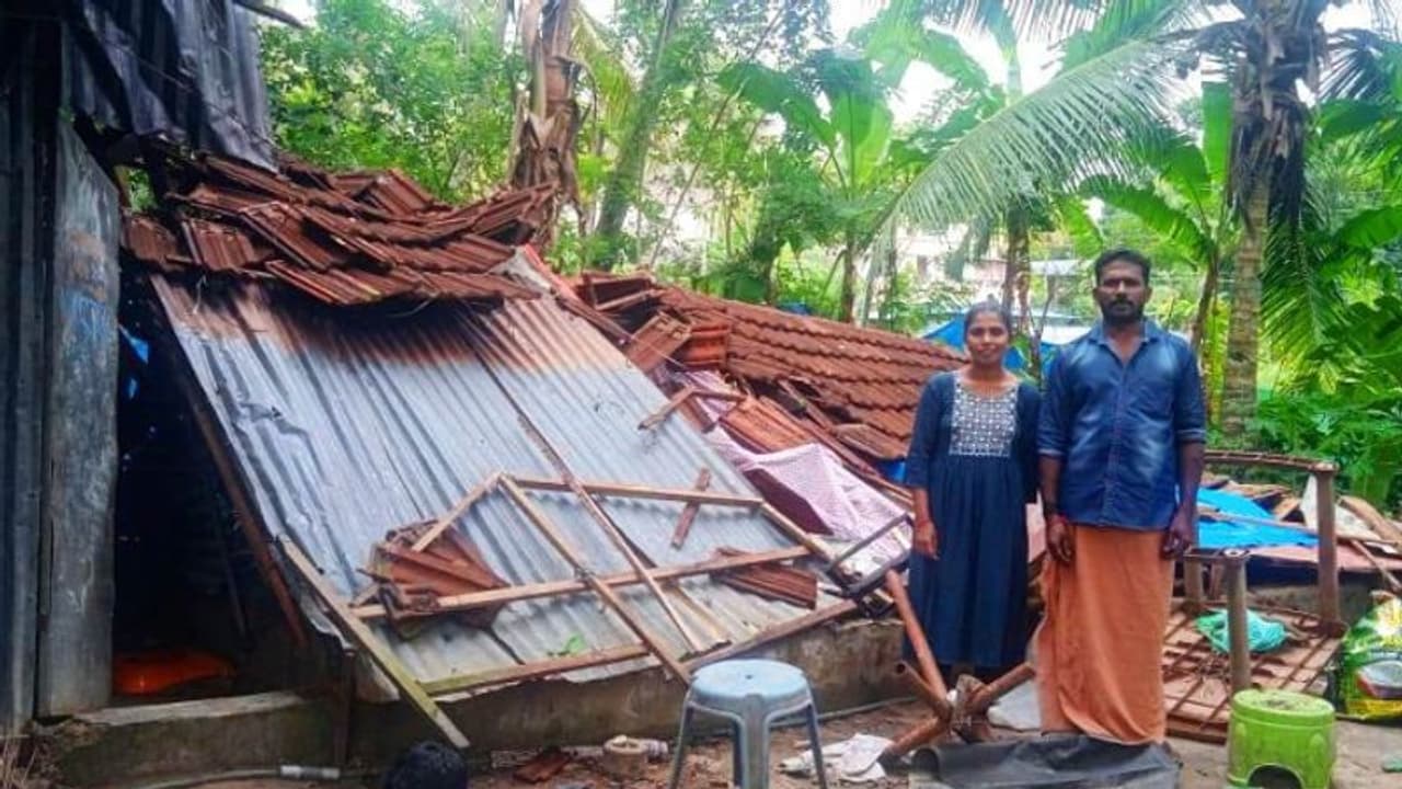 അഞ്ചംഗ കുടുംബത്തിന്റെ കിടപ്പാടം ഇല്ലാതായി; ശക്തമായ മഴയിൽ വീട് തകർന്നു