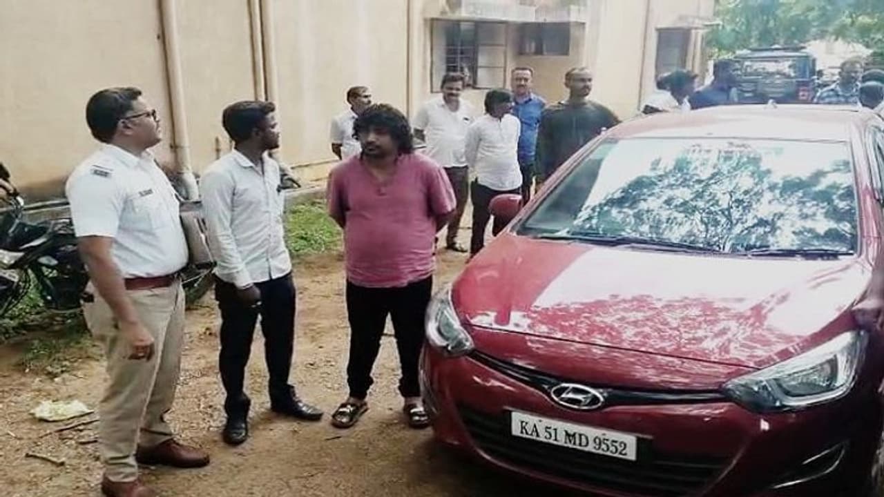 ಚಿಕ್ಕಮಗಳೂರು: ಅಪಘಾತ ಮಾಡಿ ಎಸ್ಕೇಪ್, ತಮ್ಮ ತಪ್ಪಿಗೆ ಕ್ಷಮೆ ಯಾಚಿಸಿ ಗದ್ಗದಿತರಾದ ನಟ ಚಂದ್ರಪ್ರಭ ಚಿಕ್ಕಮಗಳೂರು: ಅಪಘಾತ ಮಾಡಿ ಎಸ್ಕೇಪ್, ತಮ್ಮ ತಪ್ಪಿಗೆ ಕ್ಷಮೆ ಯಾಚಿಸಿ ಗದ್ಗದಿತರಾದ ನಟ ಚಂದ್ರಪ್ರಭ