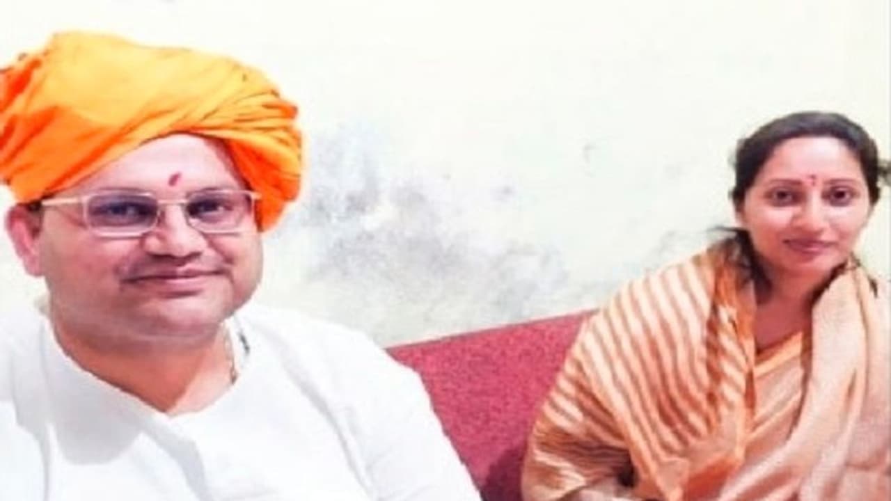 ಬಾಗಲಕೋಟೆ: ಕಮತಗಿಗೆ ಮೈಸೂರು ಒಡೆಯರ ಕುಟುಂಬ ಭೇಟಿ, ಕೈಮಗ್ಗ ನೇಕಾರರ ಕೌಶಲ್ಯಕ್ಕೆ ಮೆಚ್ಚುಗೆ