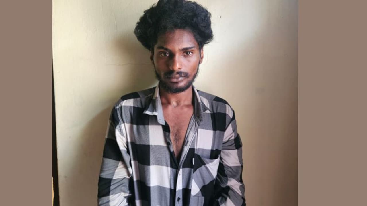 ബസുകൾ മാറിക്കയറി തമ്പാനൂരെത്തി, തടഞ്ഞുനിർത്തി പരിശോധിച്ചു, പോക്കറ്റിൽ സിഗരറ്റ് കവർ, അകത്ത് പക്ഷെ സിഗരറ്റല്ല! ബസുകൾ മാറിക്കയറി തമ്പാനൂരെത്തി, തടഞ്ഞുനിർത്തി പരിശോധിച്ചു, പോക്കറ്റിൽ സിഗരറ്റ് കവർ, അകത്ത് പക്ഷെ സിഗരറ്റല്ല!