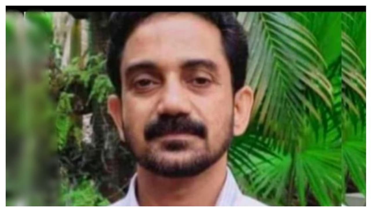 ബൈക്കിൽ ചരക്ക് വാഹനം ഇടിച്ചുകയറി; ചികിത്സയിലായിരുന്ന അധ്യാപകന് മരിച്ചു ബൈക്കിൽ ചരക്ക് വാഹനം ഇടിച്ചുകയറി; ചികിത്സയിലായിരുന്ന അധ്യാപകന് മരിച്ചു