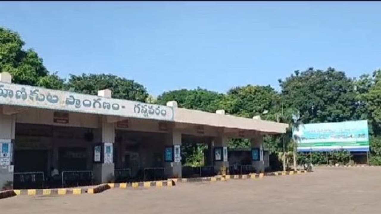 చంద్రబాబు అరెస్ట్ : రాష్ట్ర వ్యాప్తంగా నిలిచిపోయిన ఆర్టీసీ బస్సులు... తీవ్ర ఇబ్బందుల్లో ప్రయాణికులు... 