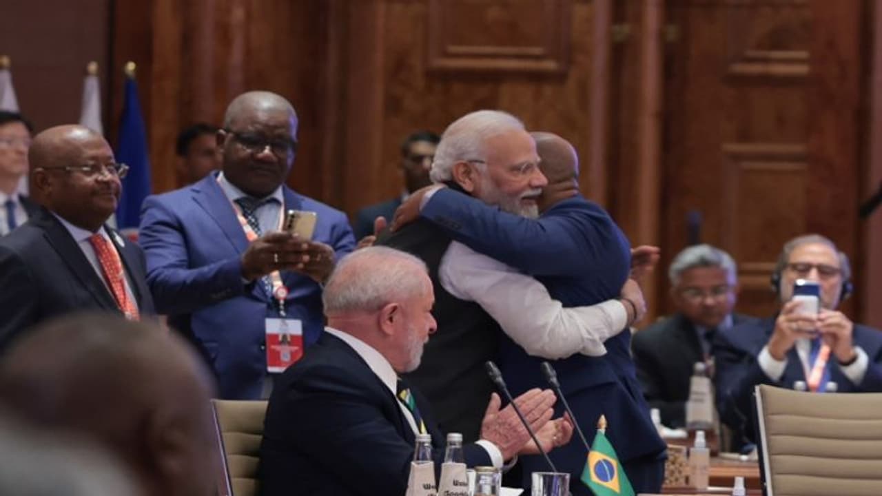 G20 Summit 2023: ఆఫ్రికన్ యూనియన్కు జీ20లో శాశ్వత సభ్యత్వం.. అసోమానికి ప్రధాని మోదీ బిగ్ హగ్.. G20 Summit 2023: ఆఫ్రికన్ యూనియన్కు జీ20లో శాశ్వత సభ్యత్వం.. అసోమానికి ప్రధాని మోదీ బిగ్ హగ్..