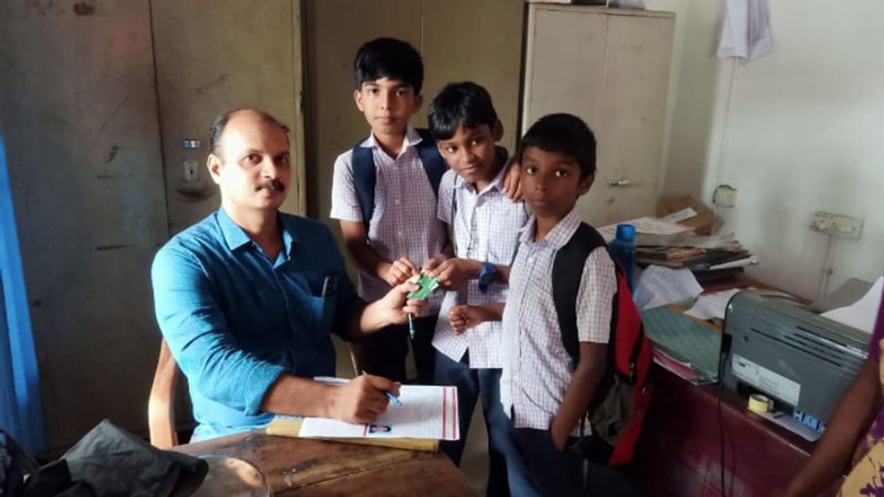 റോഡിൽ എടിഎം കാർഡുകൾ, 3 കൂട്ടുകാർക്കും ഒരേ മനസ്; പഞ്ചായത്ത് ഓഫീസിൽ ഏൽപ്പിച്ച് മാതൃകയായി വിദ്യാർത്ഥികൾ റോഡിൽ എടിഎം കാർഡുകൾ, 3 കൂട്ടുകാർക്കും ഒരേ മനസ്; പഞ്ചായത്ത് ഓഫീസിൽ ഏൽപ്പിച്ച് മാതൃകയായി വിദ്യാർത്ഥികൾ