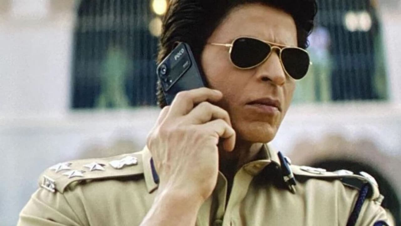 ജവാനില് ഷാരൂഖ് ഉപയോഗിച്ച ഫോണ് വിഷയമാകുന്നു; ചോദ്യം ചെയ്ത് സോഷ്യല് മീഡിയ ജവാനില് ഷാരൂഖ് ഉപയോഗിച്ച ഫോണ് വിഷയമാകുന്നു; ചോദ്യം ചെയ്ത് സോഷ്യല് മീഡിയ