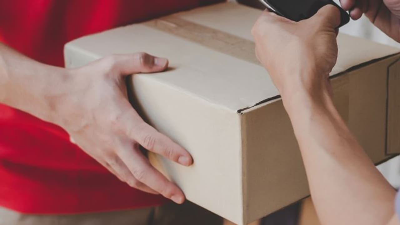 2000 രൂപയുടെ സാരി ഓർഡർ ചെയ്താൽ പകരം നിസാര വിലയുടെ ടീ ഷർട്ട്; മീഷോയെ പറ്റിച്ച് കോടികളുണ്ടാക്കിയ സംഘം പിടിയിൽ 2000 രൂപയുടെ സാരി ഓർഡർ ചെയ്താൽ പകരം നിസാര വിലയുടെ ടീ ഷർട്ട്; മീഷോയെ പറ്റിച്ച് കോടികളുണ്ടാക്കിയ സംഘം പിടിയിൽ