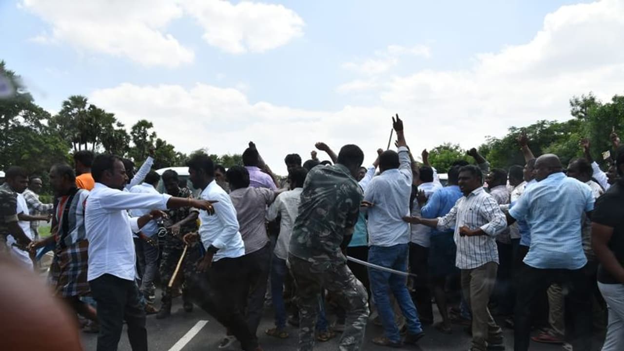 హైవేను దిగ్బంధించిన టీడీపీ శ్రేణులు.. చిలకలూరిపేటలో నిలిచిపోయిన చంద్రబాబు కాన్వాయ్ హైవేను దిగ్బంధించిన టీడీపీ శ్రేణులు.. చిలకలూరిపేటలో నిలిచిపోయిన చంద్రబాబు కాన్వాయ్