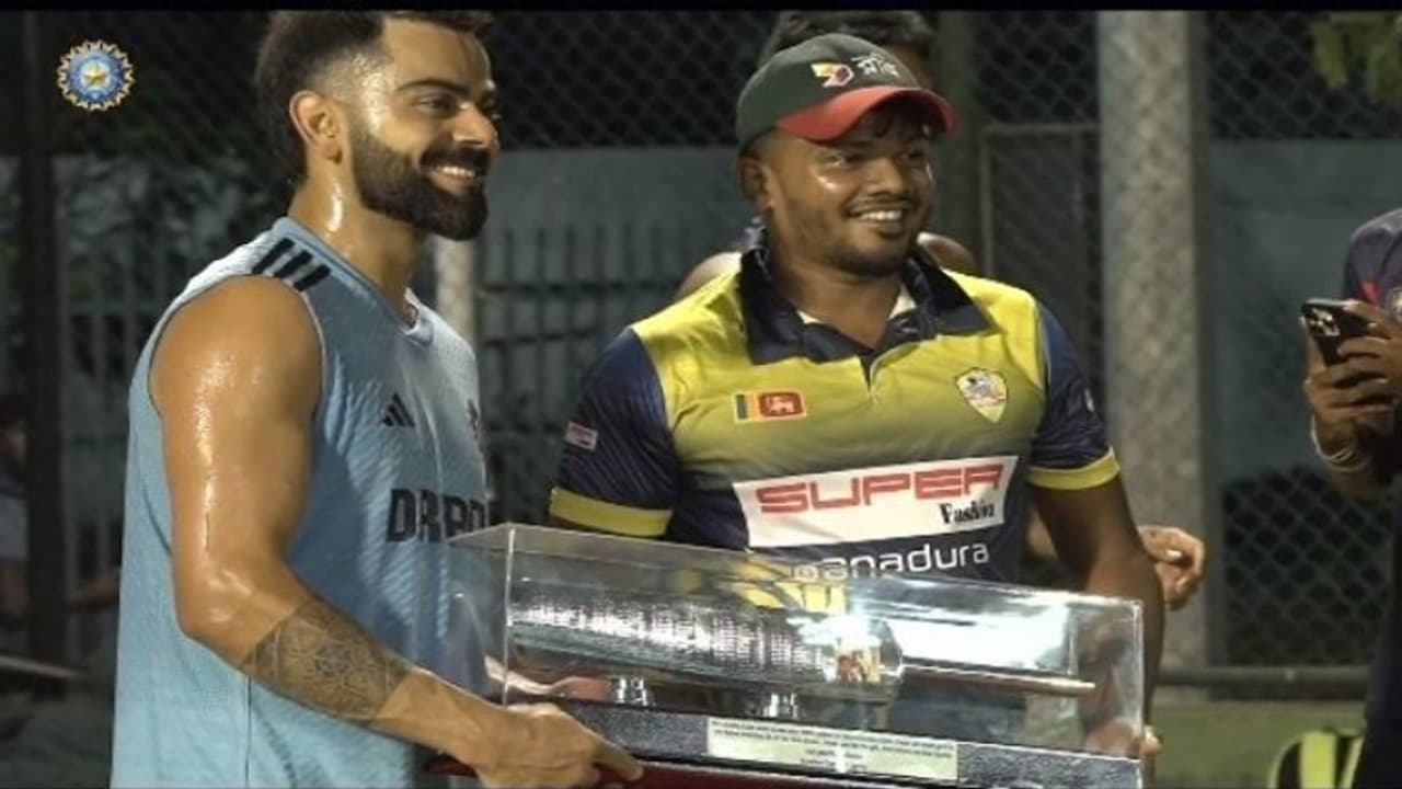 Asia Cup 2023, Sri Lanka vs Bangladesh: விராட் கோலிக்கு சில்வர் பேட் பரிசாக கொடுத்த இலங்கை கிரிக்கெட் வீரர்! Asia Cup 2023, Sri Lanka vs Bangladesh: விராட் கோலிக்கு சில்வர் பேட் பரிசாக கொடுத்த இலங்கை கிரிக்கெட் வீரர்!