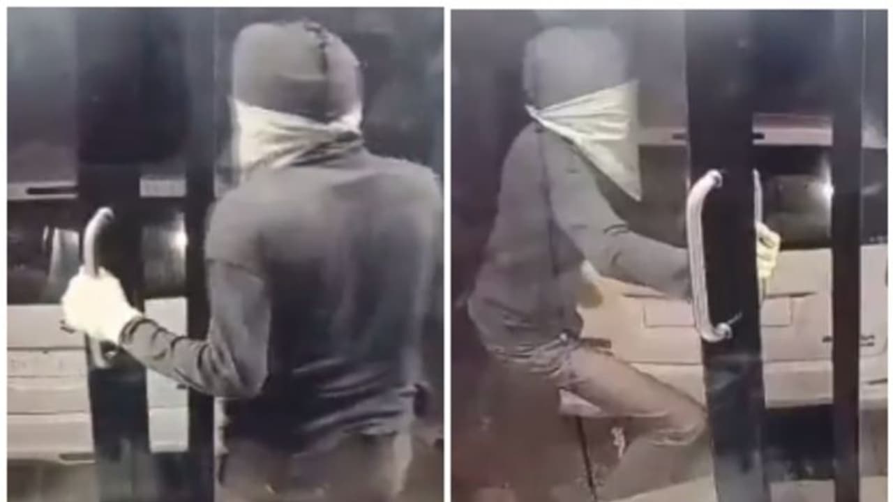 കാർ ഉപയോഗിച്ച് എടിഎം ഇടിച്ച് തകർക്കുന്ന മോഷ്ടാക്കള്; സിസിടിവി ദൃശ്യങ്ങള് വൈറല് ! കാർ ഉപയോഗിച്ച് എടിഎം ഇടിച്ച് തകർക്കുന്ന മോഷ്ടാക്കള്; സിസിടിവി ദൃശ്യങ്ങള് വൈറല് !