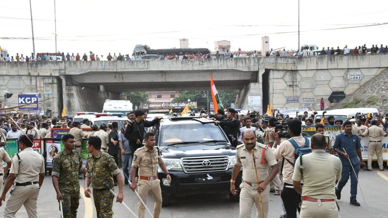 తాడేపల్లి సిట్ కార్యాలయానికి చంద్రబాబు .. భారీగా చేరుకుంటున్న టీడీపీ శ్రేణులు తాడేపల్లి సిట్ కార్యాలయానికి చంద్రబాబు .. భారీగా చేరుకుంటున్న టీడీపీ శ్రేణులు