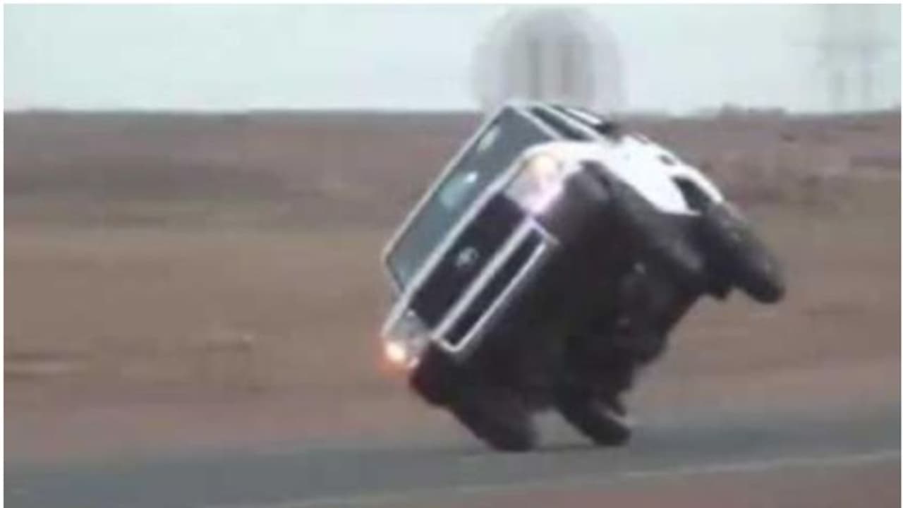 രണ്ടു ടയറുകളില് കാറോടിച്ച് യുവാവ്; പിന്നീട് സംഭവിച്ചത്... രണ്ടു ടയറുകളില് കാറോടിച്ച് യുവാവ്; പിന്നീട് സംഭവിച്ചത്...