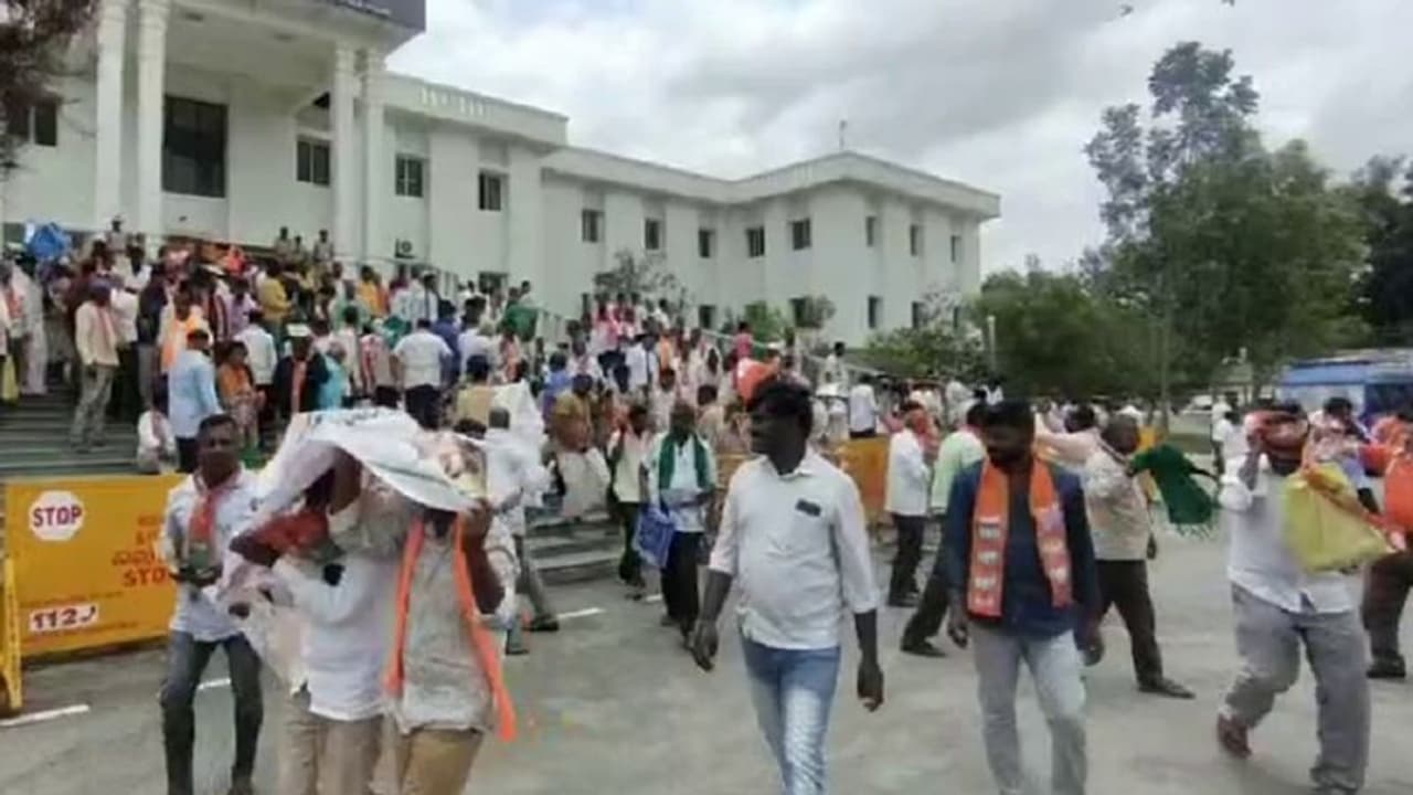 Kolar: ಪ್ರತಿಭಟನೆ ವೇಳೆ ಸಂಸದ ಮುನಿಸ್ವಾಮಿ ಸೇರಿದಂತೆ ಬಿಜೆಪಿ ಕಾರ್ಯಕರ್ತರ ಮೇಲೆ ಹೆಜ್ಜೇನು ದಾಳಿ Kolar: ಪ್ರತಿಭಟನೆ ವೇಳೆ ಸಂಸದ ಮುನಿಸ್ವಾಮಿ ಸೇರಿದಂತೆ ಬಿಜೆಪಿ ಕಾರ್ಯಕರ್ತರ ಮೇಲೆ ಹೆಜ್ಜೇನು ದಾಳಿ