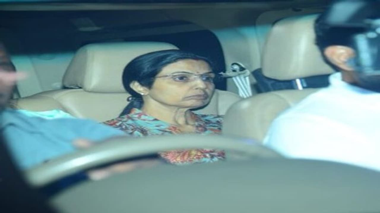 చంద్రబాబు అరెస్ట్ : సిట్ కార్యాలయానికి భువనేశ్వరి, లోకేష్, ఇతర కుటుంబ సభ్యులు చంద్రబాబు అరెస్ట్ : సిట్ కార్యాలయానికి భువనేశ్వరి, లోకేష్, ఇతర కుటుంబ సభ్యులు