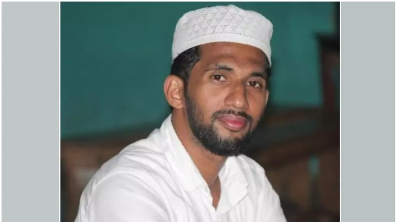 സുഹൃത്തുക്കള്ക്കൊപ്പം ഫുട്ബോള് കളിച്ച് വിശ്രമിക്കുന്നതിനിടെ പ്രവാസി മലയാളി മരിച്ചു സുഹൃത്തുക്കള്ക്കൊപ്പം ഫുട്ബോള് കളിച്ച് വിശ്രമിക്കുന്നതിനിടെ പ്രവാസി മലയാളി മരിച്ചു