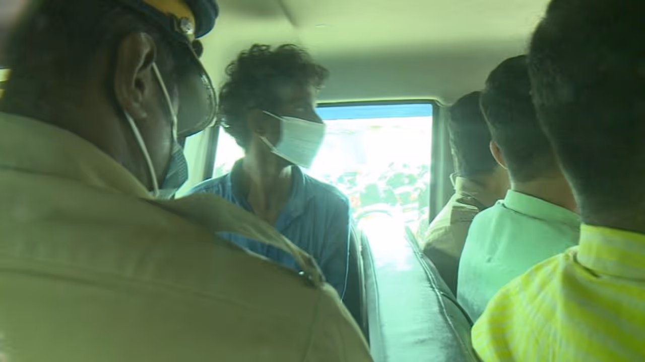 'രാത്രി വീടിന്റെ ജനൽപാളികൾ തുറന്ന് കൈയിട്ട് മേശപ്പുറത്തെ ഫോണുകൾ എടുത്തു', ആലുവ കേസ് പ്രതിക്കെതിരെ കൂടുതൽ പരാതി 'രാത്രി വീടിന്റെ ജനൽപാളികൾ തുറന്ന് കൈയിട്ട് മേശപ്പുറത്തെ ഫോണുകൾ എടുത്തു', ആലുവ കേസ് പ്രതിക്കെതിരെ കൂടുതൽ പരാതി