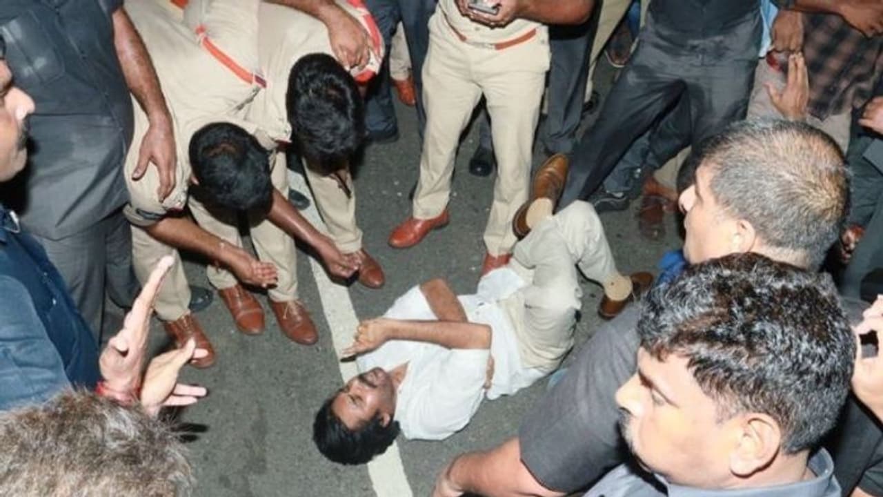 జనసేనానిని అడ్డుకున్న పోలీసులు.. రోడ్డుపై పడుకుని పవన్ కళ్యాణ్ నిరసన జనసేనానిని అడ్డుకున్న పోలీసులు.. రోడ్డుపై పడుకుని పవన్ కళ్యాణ్ నిరసన