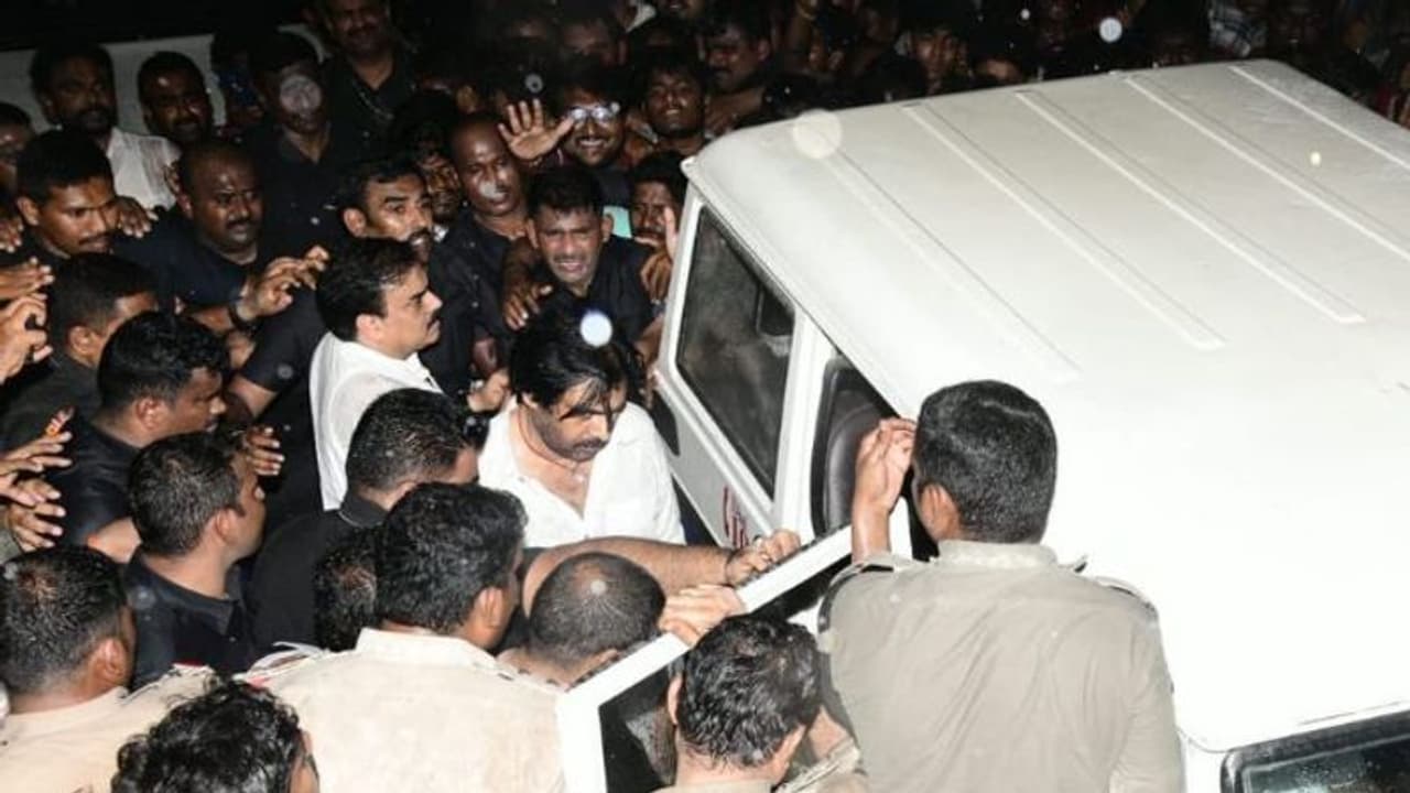 అర్ధరాత్రి హైడ్రామా.. విజయవాడ వెళ్లేందుకు పవన్ కు అనుమతి.. అర్ధరాత్రి హైడ్రామా.. విజయవాడ వెళ్లేందుకు పవన్ కు అనుమతి..