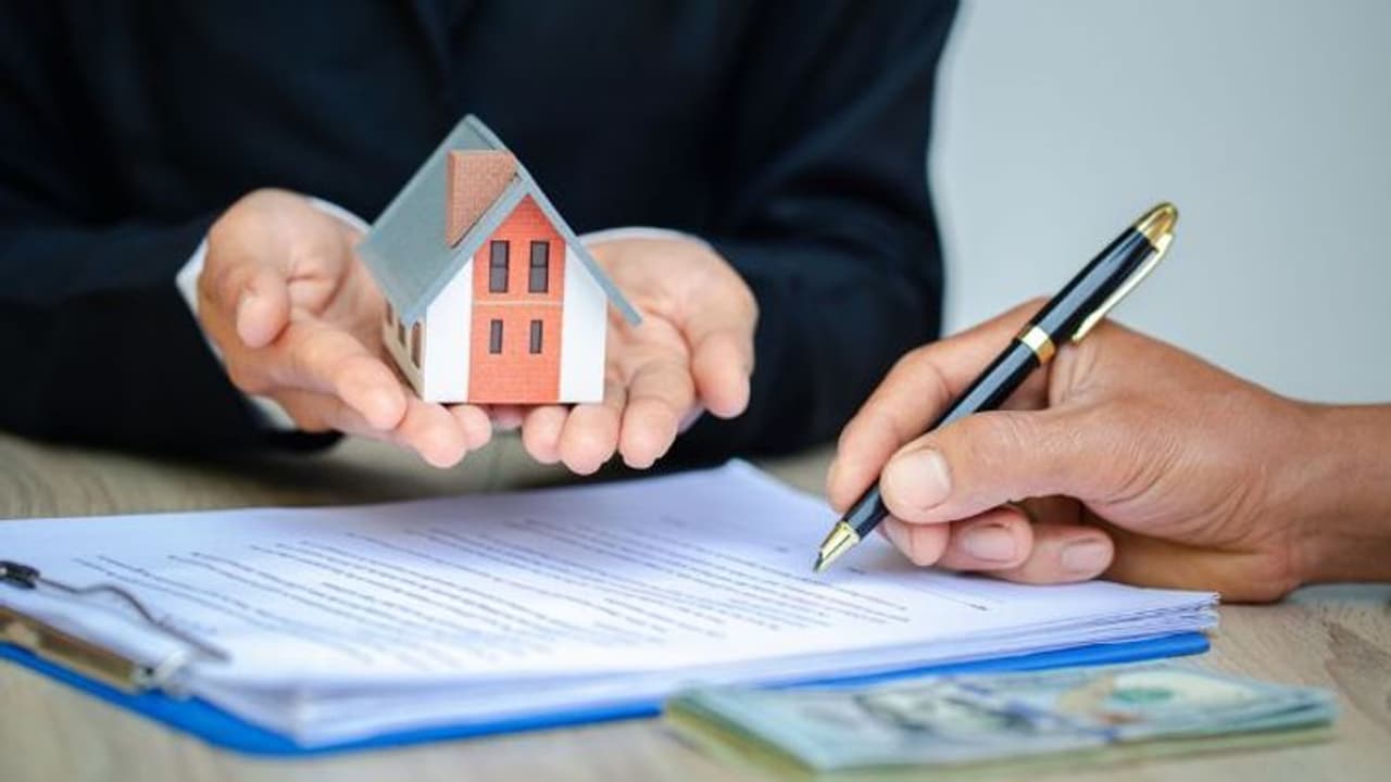 ఆస్తి పంపకాల కోసం దాయాదుల అమానవీయం.. చనిపోయి రెండు రోజులైనా ఇంటిముందే మృతదేహం.. ఆస్తి పంపకాల కోసం దాయాదుల అమానవీయం.. చనిపోయి రెండు రోజులైనా ఇంటిముందే మృతదేహం..