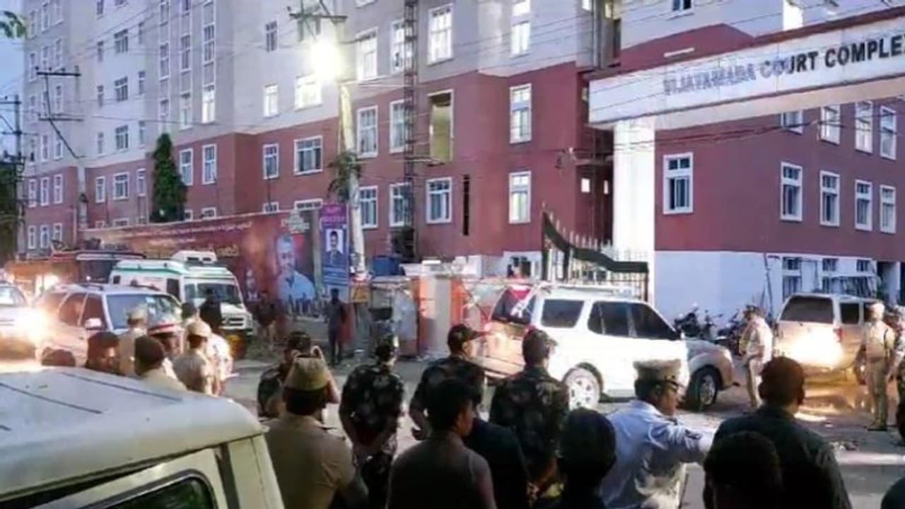 409 సెక్షన్ నమోదుపై వాడివేడిగా వాదనలు.. చంద్రబాబును ప్రభుత్వం టార్గెట్ చేసిందన్న లూథ్రా.. 409 సెక్షన్ నమోదుపై వాడివేడిగా వాదనలు.. చంద్రబాబును ప్రభుత్వం టార్గెట్ చేసిందన్న లూథ్రా..