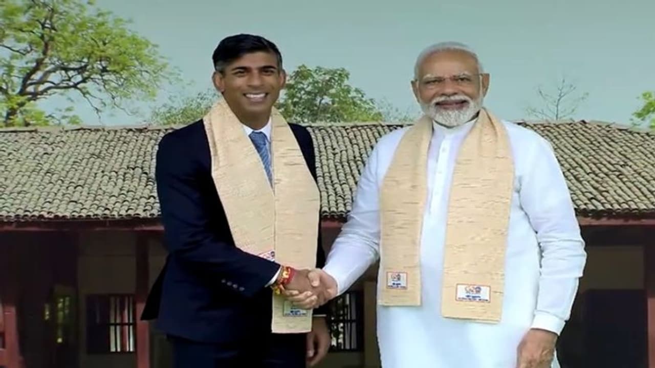 மகாத்மா காந்தி நினைவிடத்தில் ஜி20 தலைவர்கள் மரியாதை! மகாத்மா காந்தி நினைவிடத்தில் ஜி20 தலைவர்கள் மரியாதை!