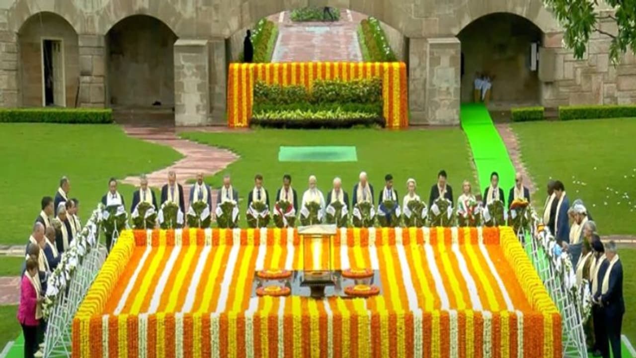 G20 summit 2023: రాజ్ఘాట్లో మహాత్మునికి నివాళులర్పించిన మోదీ, బైడెన్, రిషి సునాక్, ఇతర జీ20 నేతలు.. G20 summit 2023: రాజ్ఘాట్లో మహాత్మునికి నివాళులర్పించిన మోదీ, బైడెన్, రిషి సునాక్, ఇతర జీ20 నేతలు..