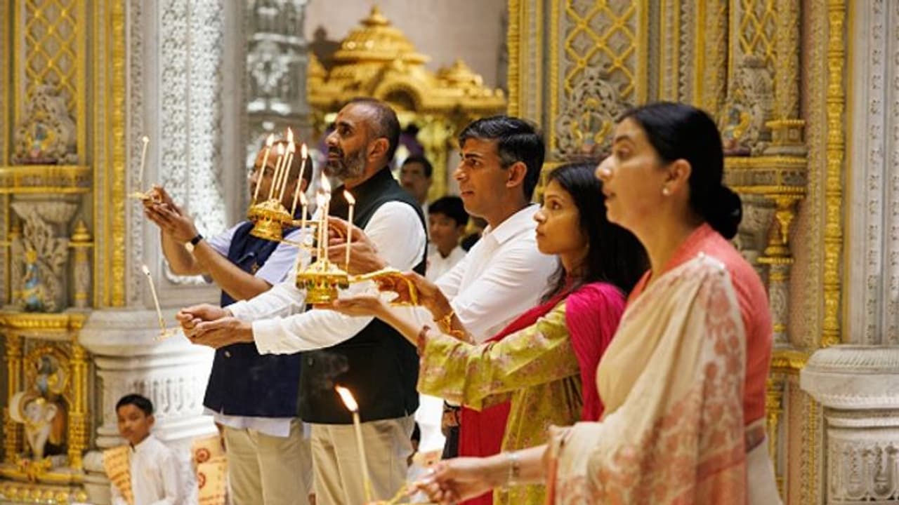 జీ20 సదస్సు నుంచి స్వల్ప విరామం.. అక్షరధామ్ ఆలయాన్ని సందర్శించిన రిషి సునక్, భార్య అక్షతామూర్తి జీ20 సదస్సు నుంచి స్వల్ప విరామం.. అక్షరధామ్ ఆలయాన్ని సందర్శించిన రిషి సునక్, భార్య అక్షతామూర్తి