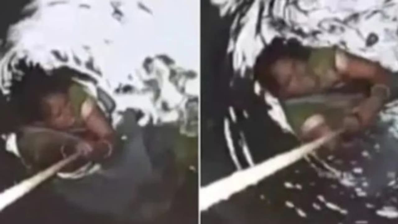 കിണറിനുള്ളില്‍ കയറില്‍ തൂങ്ങി രണ്ടു മണിക്കൂര്‍! രക്ഷിക്കാന്‍ അലറിവിളിച്ചു, ആരും സഹിക്കില്ല ഈ ക്രൂരത വീഡിയോ