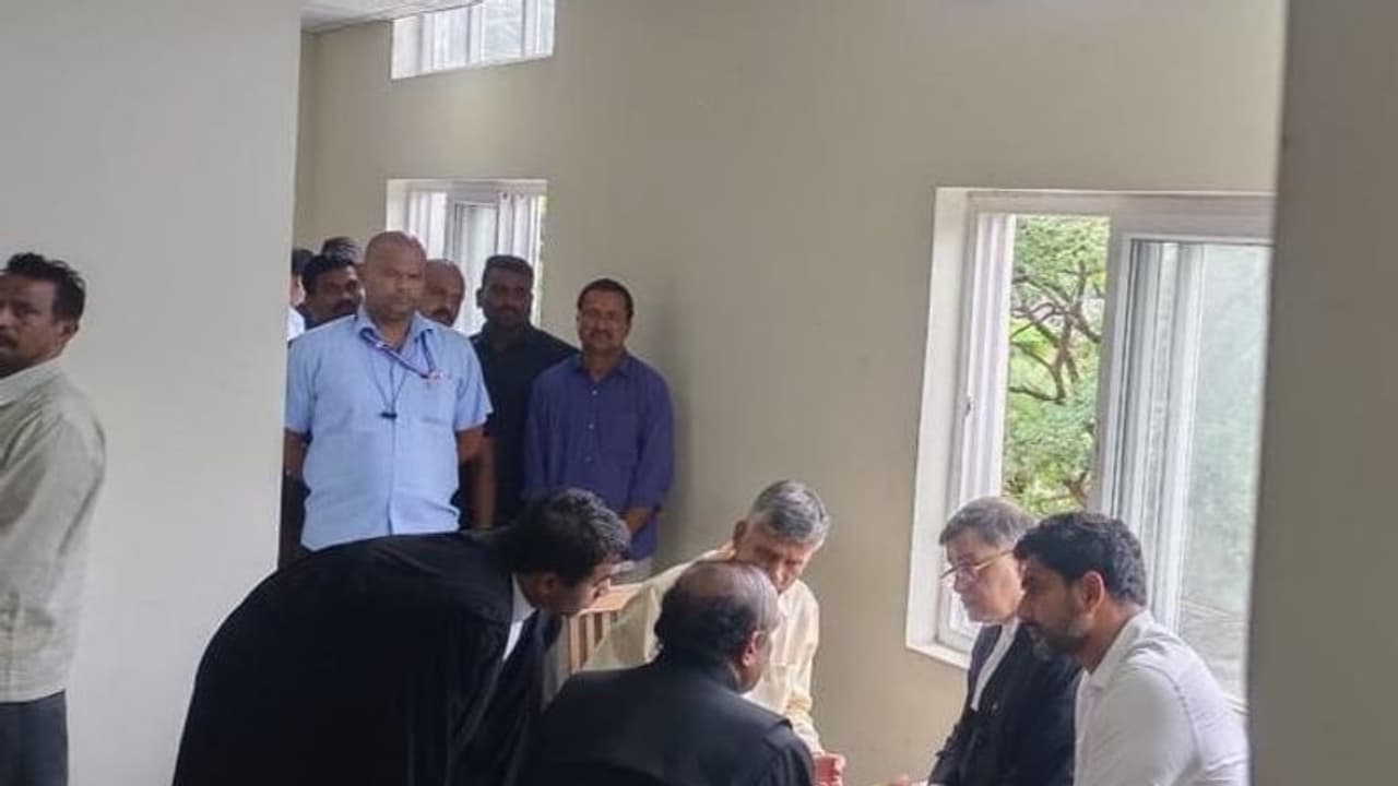 మళ్ళీ మొదలైన చంద్రబాబు అరెస్ట్ కేసు విచారణ... సర్వత్రా ఉత్కంఠ..! మళ్ళీ మొదలైన చంద్రబాబు అరెస్ట్ కేసు విచారణ... సర్వత్రా ఉత్కంఠ..!